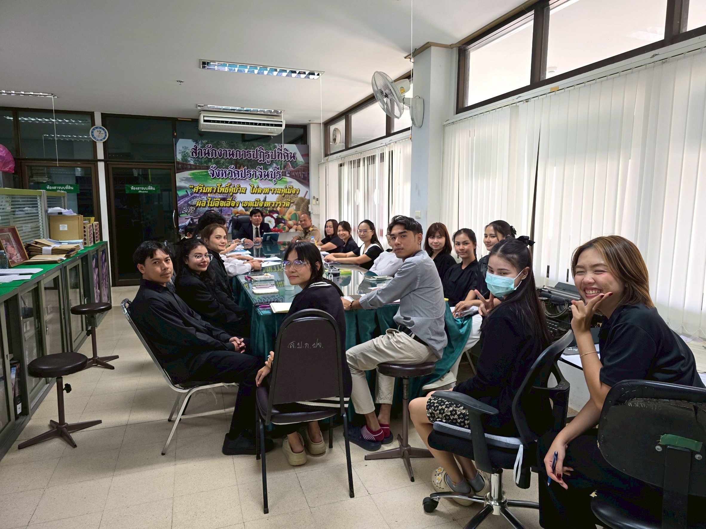 title - วันที่ 19 มกราคม 2568 เวลา 13.00 น. นายวิทูล ประดิษฐบุญ ปฏิรูปที่ดินจังหวัดปราจีนบุรี พร้อมด้วยเจ้าหน้าที่  ทุกกลุ่ม/ฝ่าย  เข้าร่วมประชุมสำนักงาน ประจำเดือนมกราคม และมอบนโยบาย  ขับเคลื่อนงานตามนโยบายประจําปีงบประมาณ 2569 พร้อมทั้ง ต้อนรับสมาชิกใหม่ 